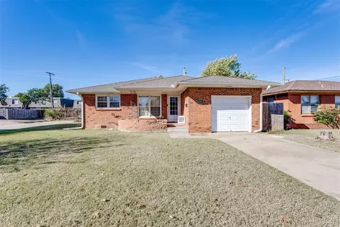 2601 N Thornton Dr, Midwest City, OK 73110