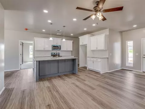 Kitchen - 29192 Osage Hills Dr, Mcloud, OK 74851 photo 7 of 8