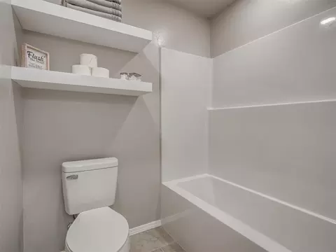 Bath - 29192 Osage Hills Dr, Mcloud, OK 74851 photo 2 of 4