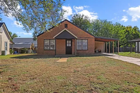 514 W Tom Stafford St, Weatherford, OK 73096