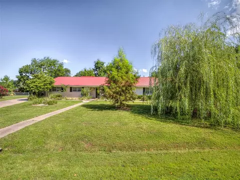 1305 SE 15th St, Wagoner, OK 74467