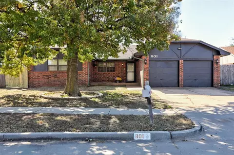 801 N Silver Leaf Dr, Moore, OK 73160