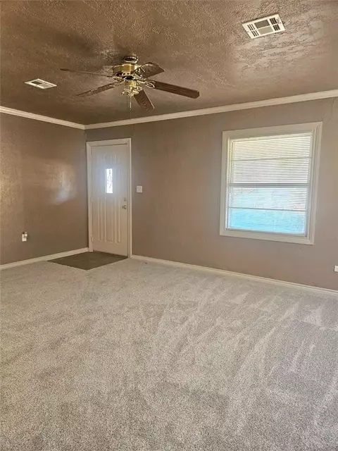 Living - 1019 Elm St, Altus, OK 73521 photo 2 of 4