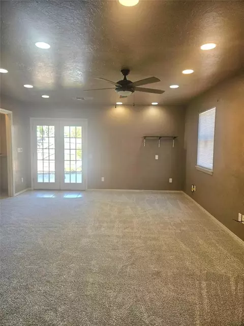 Living - 1019 Elm St, Altus, OK 73521 photo 3 of 4