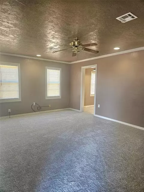 Living - 1019 Elm St, Altus, OK 73521 photo 1 of 4