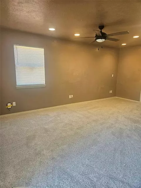 Living - 1019 Elm St, Altus, OK 73521 photo 4 of 4
