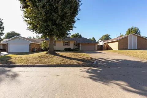 616 Fairlane Dr, Midwest City, OK 73110