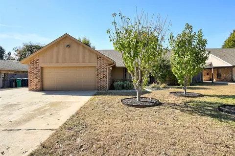 10010 Saint Helens Dr, Yukon, OK 73099