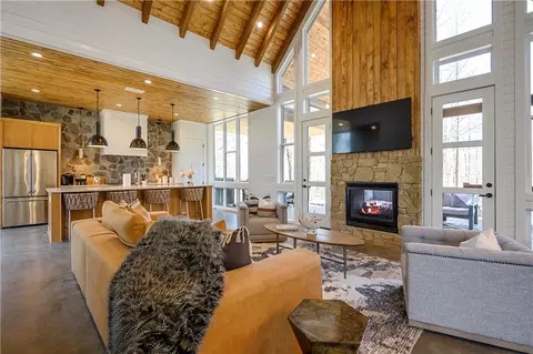 700 Woodland Bluff Trl, Broken Bow, OK 74728