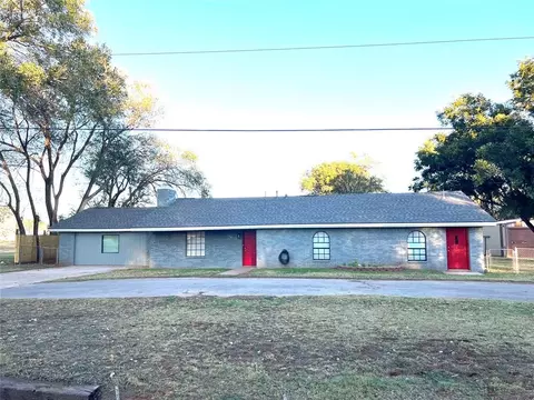 208 S 3rd St, Sayre, OK 73662