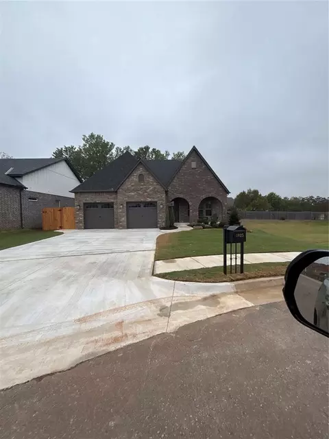1925 Paseo Pl, Edmond, OK 73034