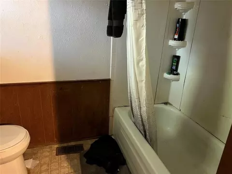 Bath - 325 Cherryvale Rd, Edmond, OK 73003 photo 2 of 3