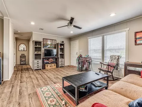 Living - 45 Deer Run Rd, Mcloud, OK 74851 photo 3 of 4