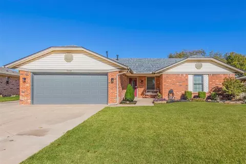 729 Saint Charles St, Moore, OK 73160