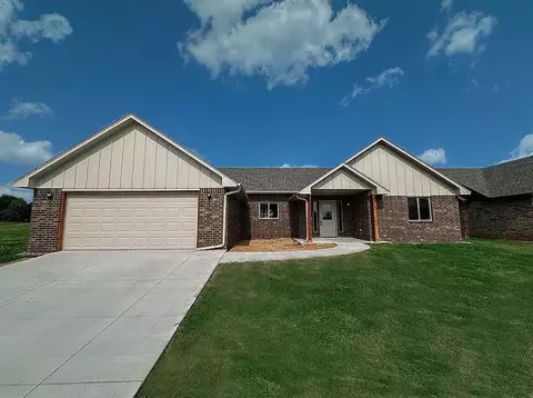 210 S Noble Ave, Hinton, OK 73047
