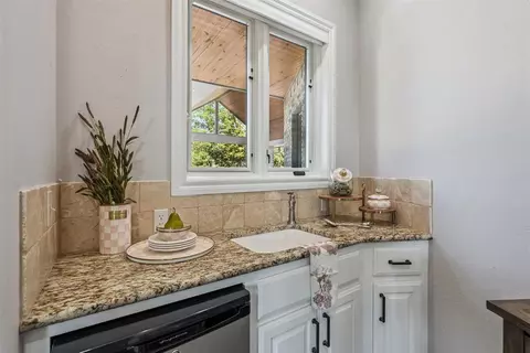 Kitchen - 10600 E Covell Rd, Arcadia, OK 73007 photo 4 of 5