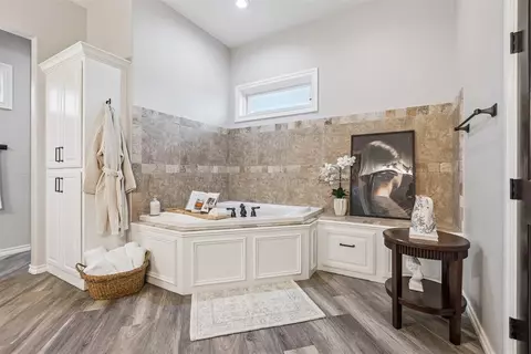 Bath - 10600 E Covell Rd, Arcadia, OK 73007 photo 1 of 2
