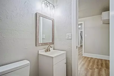 Bath - 515 E Harrison Ave, Guthrie, OK 73044 photo 2 of 4