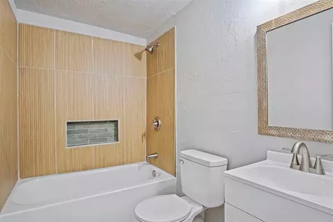 Bath - 515 E Harrison Ave, Guthrie, OK 73044 photo 1 of 4