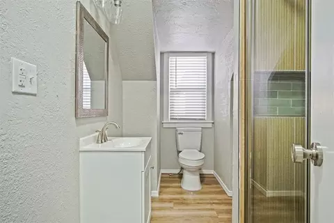 Bath - 515 E Harrison Ave, Guthrie, OK 73044 photo 3 of 4