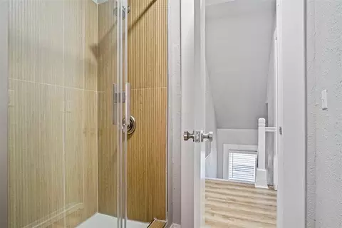 Bath - 515 E Harrison Ave, Guthrie, OK 73044 photo 4 of 4