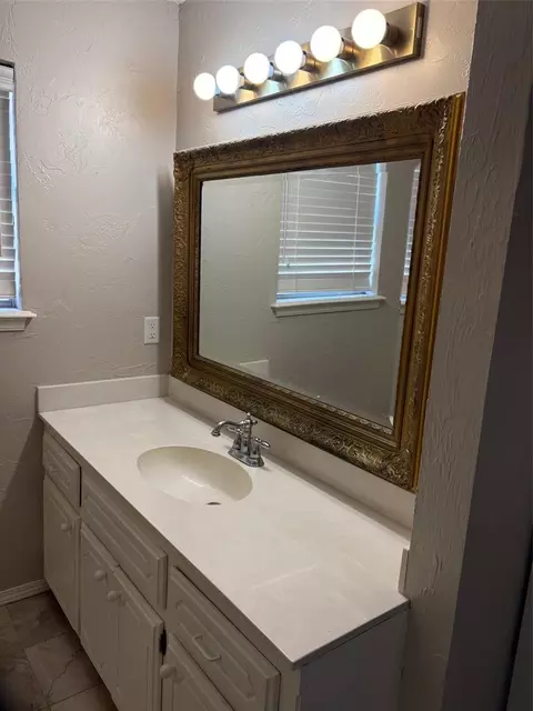 Bath - 1802 Logan Dr, Norman, OK 73069 photo 3 of 4