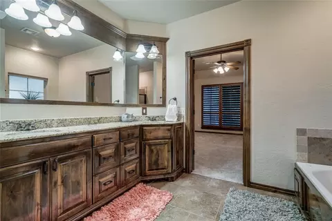 Bath - 1663 Castellina Ct, Edmond, OK 73034 photo 3 of 7