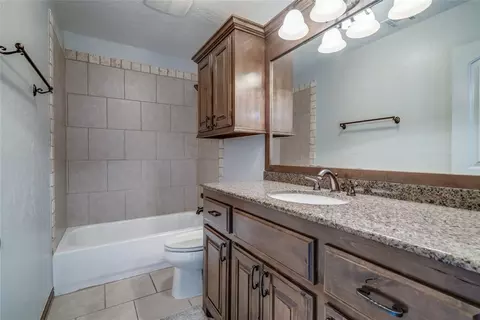 Bath - 1663 Castellina Ct, Edmond, OK 73034 photo 7 of 7