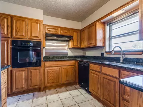 3704 N Riverside Dr, Bethany, OK 73008 photo 6