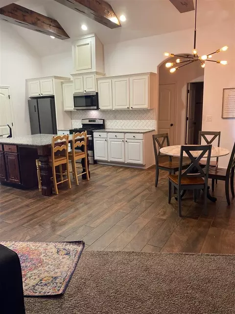 Kitchen - 20768 Santa Fe Ave, Harrah, OK 73045 photo 2 of 3