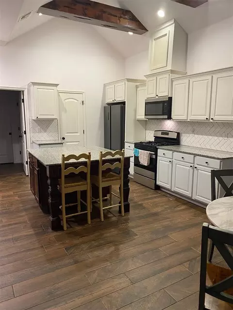 Kitchen - 20768 Santa Fe Ave, Harrah, OK 73045 photo 1 of 3