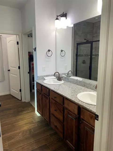 Bath - 20768 Santa Fe Ave, Harrah, OK 73045 photo 1 of 2