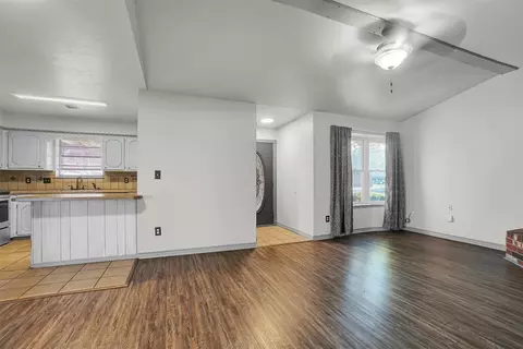 Living - 1101 George St, Altus, OK 73521 photo 2 of 6