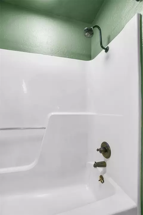 Bath - 1101 George St, Altus, OK 73521 photo 2 of 2
