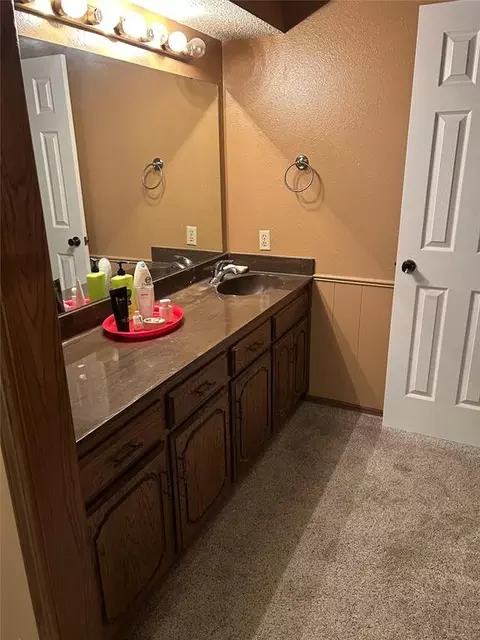 Bath - 707 N 2nd Street St, Thomas, OK 73669 photo 2 of 5