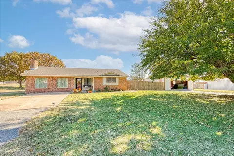 301 S 14th St, Arapaho, OK 73620
