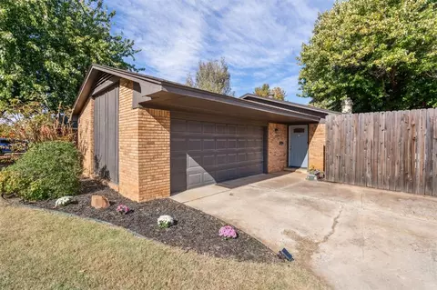 5609 NW 67th St, Warr Acres, OK 73132