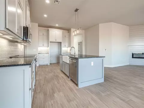 Kitchen - 1922 Olive Ave, Tuttle, OK 73089 photo 4 of 6
