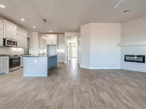 Living - 1922 Olive Ave, Tuttle, OK 73089 photo 3 of 5