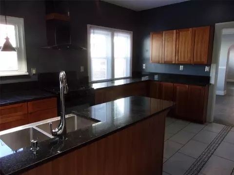 Kitchen - 920 N Kickapoo Ave, Shawnee, OK 74801 photo 3 of 8