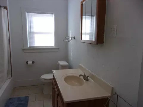 Bath - 920 N Kickapoo Ave, Shawnee, OK 74801 photo 4 of 5