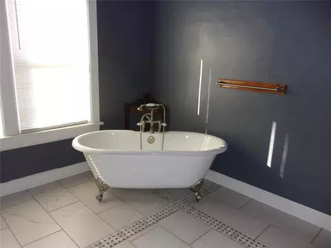 Bath - 920 N Kickapoo Ave, Shawnee, OK 74801 photo 1 of 5