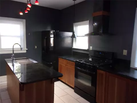 Kitchen - 920 N Kickapoo Ave, Shawnee, OK 74801 photo 2 of 8