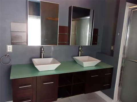 Bath - 920 N Kickapoo Ave, Shawnee, OK 74801 photo 2 of 5