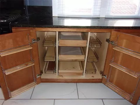 Kitchen - 920 N Kickapoo Ave, Shawnee, OK 74801 photo 6 of 8