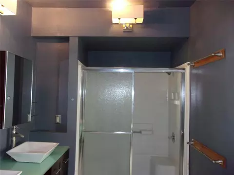 Bath - 920 N Kickapoo Ave, Shawnee, OK 74801 photo 3 of 5