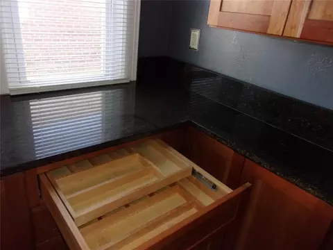 Kitchen - 920 N Kickapoo Ave, Shawnee, OK 74801 photo 7 of 8