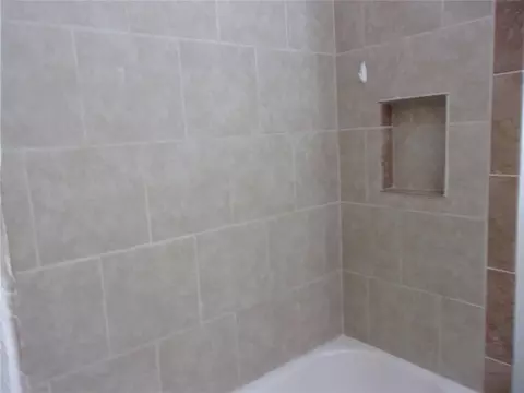 Bath - 920 N Kickapoo Ave, Shawnee, OK 74801 photo 5 of 5