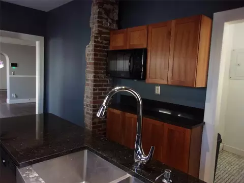 Kitchen - 920 N Kickapoo Ave, Shawnee, OK 74801 photo 4 of 8