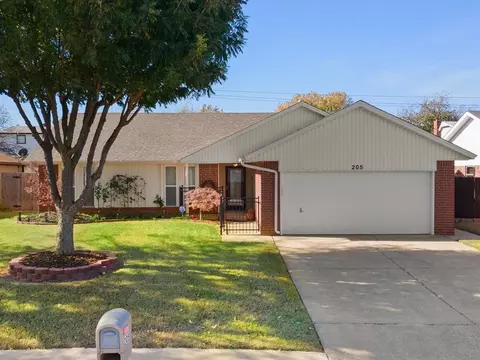 205 N Ramblin Oaks Dr, Moore, OK 73160